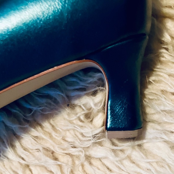 1940s-Style Evergreen Two-Tone Women’s Court Pumps (10) - Picture 7 of 9